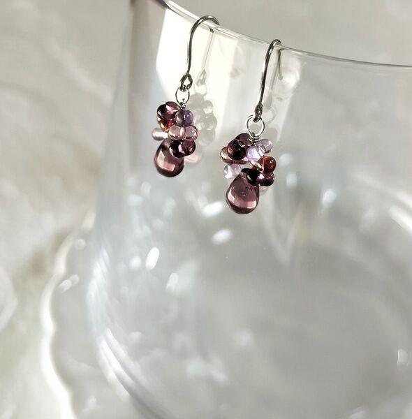 No.841とても小さいパープルガラスドロップ花ピアス サージカルステンレス ハンドメイド アレルギー対応 紫 アメジストカラー
