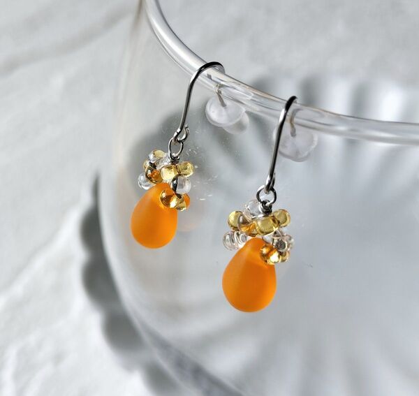 No.321オレンジフロストドロップ花ピアス サージカルステンレス ハンドメイド アレルギー対応