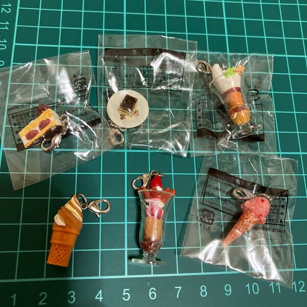 食品サンプル スイーツ ミニチュア キーホルダー パフェ ソフトクリーム アイスクリーム ケーキ いちごショートケーキ