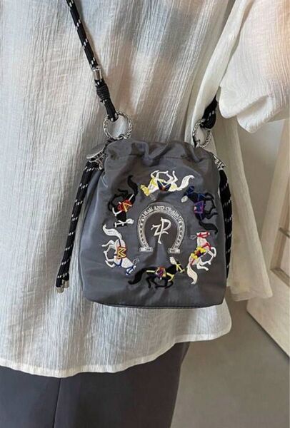 新品 刺繍デザイン巾着ショルダーバッグ 馬ホース グレー ミニポシェット斜めがけ