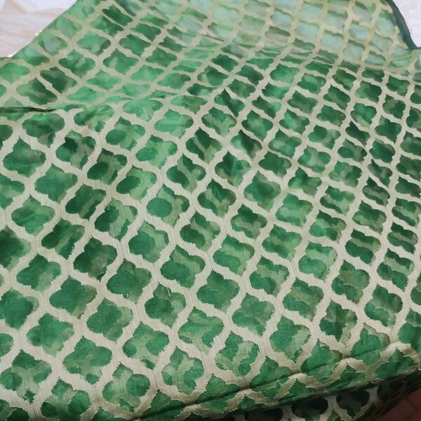 光沢のある緑色の生地 服にも シースルー生地 幅は約110cm長さ5m位あります 1mから販売 1mの値段です 5mまとめても結構