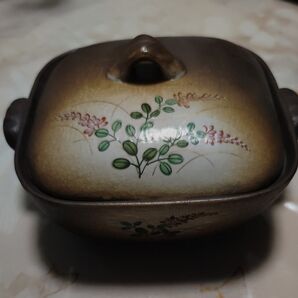陶器の蓋付き容器