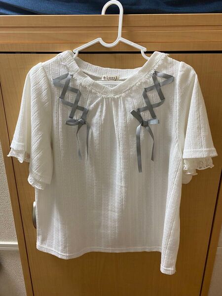 axes femme 半袖レースアッププルオーバー 白×グレー
