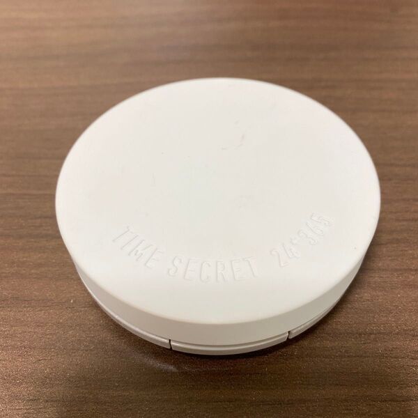 お値下げ フェイスパウダー 8g タイム シークレットミネラル 薬用プレスパウダー ライトオークル SPF50+ PA++++