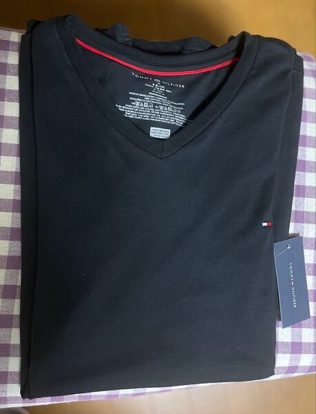 新品トミーヒルフィガー TOMMY HILFIGER VネックTシャツ 男女兼用 M 黒 上質綿100% 薄手 一枚でキマる