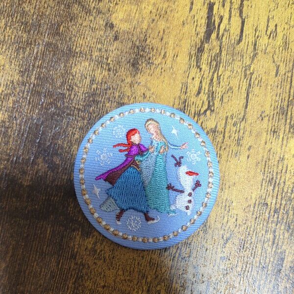 Disney Characters 刺繍缶バッジ ディズニーキャラクターズ アナ雪
