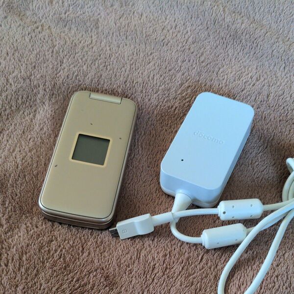 docomo らくらくホン F-02J ゴールド