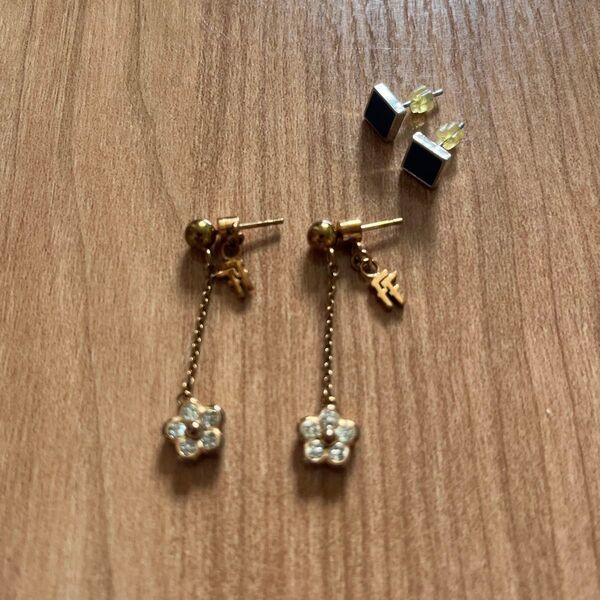 おまけ付き フォリフォリ お花がキラキラ揺れるピアス