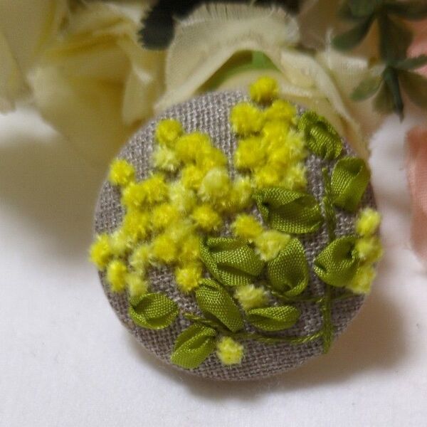 くるみボタン 手刺繍ブローチ ハンドメイドミモザ お花 刺繍ブローチ ヘアゴム母の日