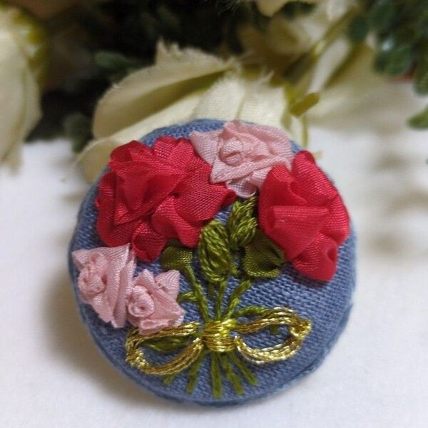 くるみボタン刺繍カーネーション ハンドメイド 刺繍ブローチ プレゼント お花 花 手刺繍ブローチ