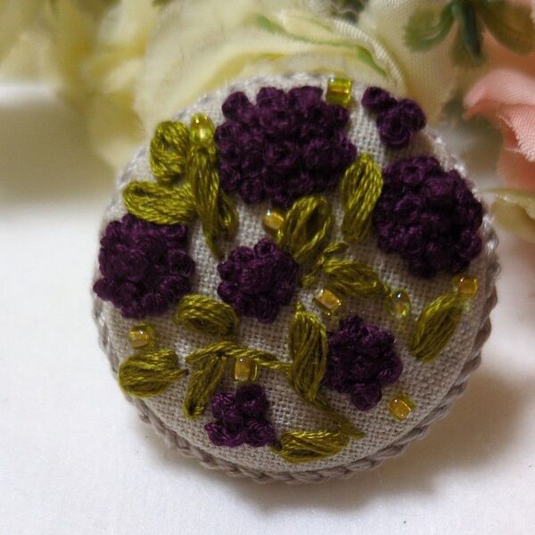 くるみボタン手刺繍 ブローチ あじさい 刺繍 花 ハンドメイド
