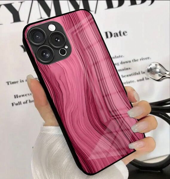iPhone16Plus アイフォン16 プラス 保護 ケース カバー 強化ガラス 防指紋 赤い木目がピカピカ 綺麗な薄紅色 上品