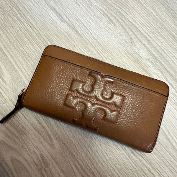 TORY BURCH トリーバーチ ブラウンレザー長財布 エンボスロゴ