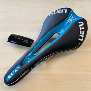 自転車サドル スポーツバイク仕様 薄型 ブラック青ライン