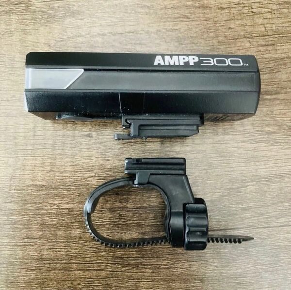 【美品】AMPP300 CATEYE キャットアイフロントライトヘッド 500800ブラックVOLT200400クロスロードバイク
