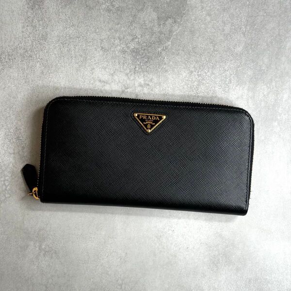 【現行/美品】PRADA プラダ / サフィアーノトライアングルウォレット 長財布 ジップアラウンド サフィアーノレザー ブラック