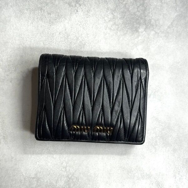 miu miu ミュウミュウ / マテラッセコンパクトウォレット 二つ折り財布 マテラッセレザー ブラック ゴールド 5MV204