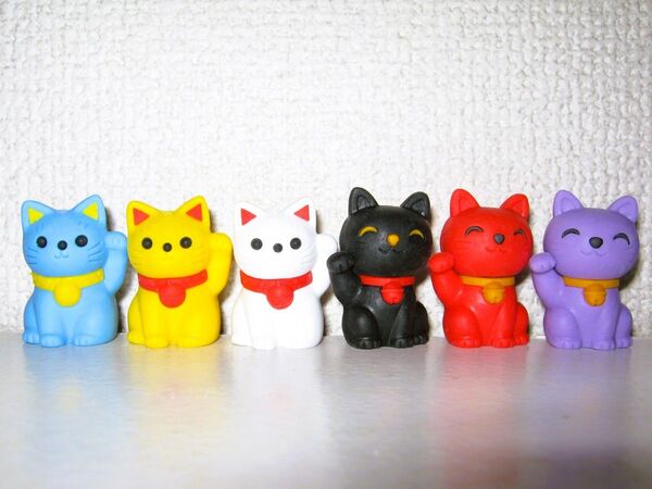 【まねき猫 消しゴム 6個セット】招き猫 けしごむ 白 黒 黄 赤 青 紫 開運 猫 ネコ まねきねこ 縁起物 金運 運気上昇