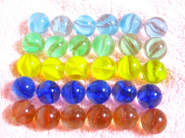【ビー玉 30個セット】びーだま カラフル おもちゃ 玩具 子供 昔ながら 綺麗 きれい 中綿 ミックス 赤 青 緑 黄色 ブルー
