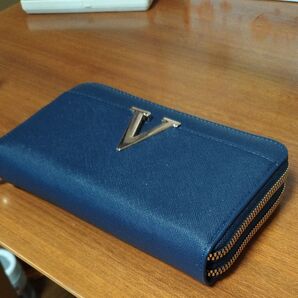 V字金具がおしゃれなネイビーの長財布ダブルファスナーです。