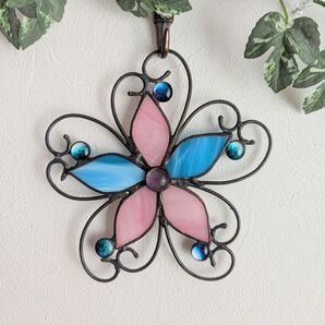ステンドグラスのお花の壁掛け、サンキャッチャー