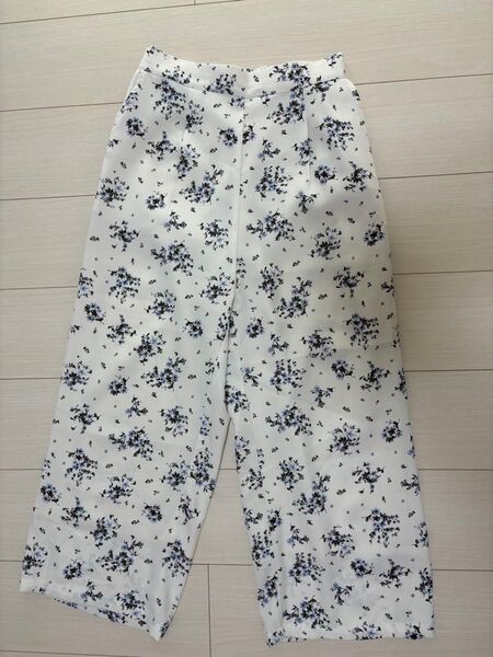 【alicia PAGEBOY】白x青小花柄のワイドパンツ