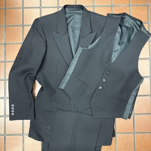 新品【サイズY4 S★スリーピース】1Bシングルスーツ メンズスーツ 礼服 喪服 ブラックフォーマル 黒 総裏 ノータック