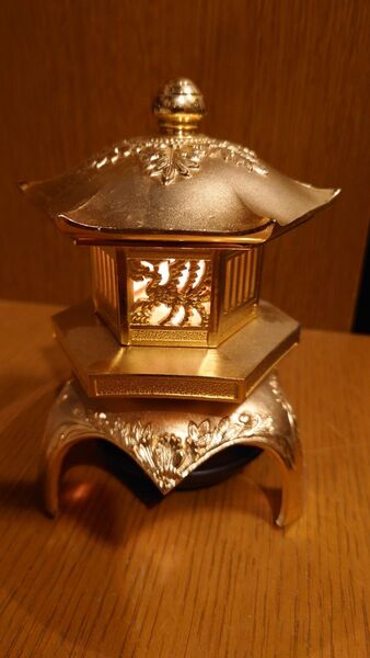 灯籠 灯篭 燈籠 置物 オブジェ 金属製の置物 金色 光沢あり
