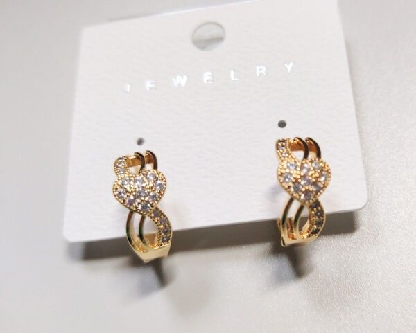 ゴールドカラーのハートフープイヤリング。女性用。光沢のあるCZジルコンのファッションイヤリング ピアス 可愛い デザイン