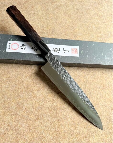 義弘作 和牛刀 包丁 黒打 ステンレスAUS-8A 7寸 山脇刃物製作所 黒檀水牛八角柄