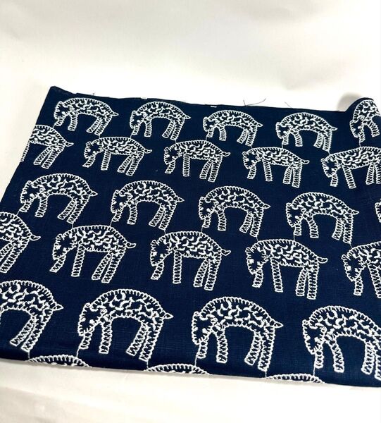 刺繍シーチングリネン幅135cm×50cm.紺地豹柄