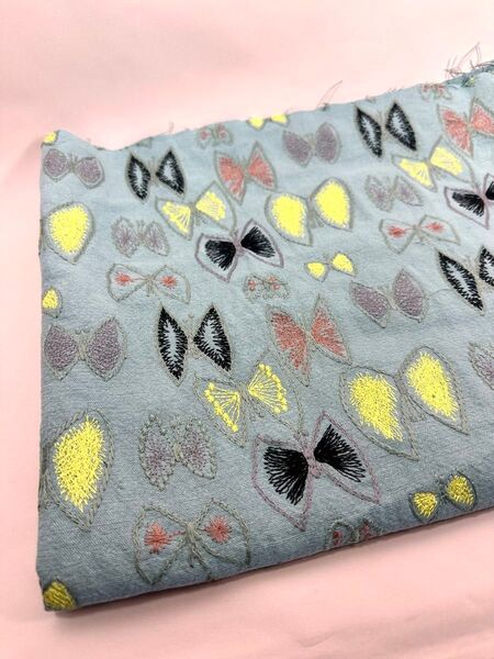 刺繍.中厚.リネン.刺繍幅125cm×50cm.水色地.蝶々