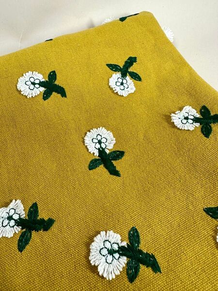 刺繍シーチング.リネン幅135cm×50cm.黄色地、立体刺繍花