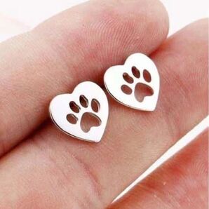 ステンレス シルバー ハート 肉球 スタッドピアス 犬 猫 シンプル 可愛い ハンドメイド 動物 夏 リゾート 結婚式 フォーマル