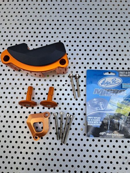 KTM1190.1050アドベンチャークラッチカバーガードクラッチシリンダーガードカバースイングアームカバーフロントサスエアー抜き