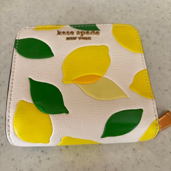 kate spade new york 二つ折り財布 レモン柄
