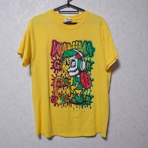GILDAN イエロー Tシャツ メンズ M グラフィックプリント