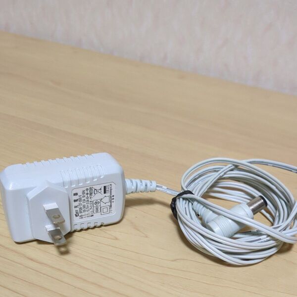 アイリスオーヤマ ACアダプター 充電器 スティッククリーナー 掃除機 BPS-06-137-0500-6動作確認済被膜破れ箇所有