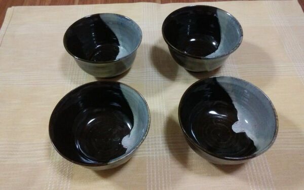 ◆【焼物・どんぶり/2柄 × 各2客 (計/4客)】 《がっちりして居ります》 ●大きさ/径:15cm,高さ:10cm。