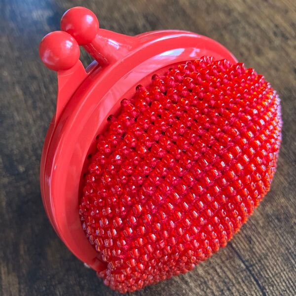 赤ビーズをびっしり編み上げたがま口 ハンドメイド がま口財布