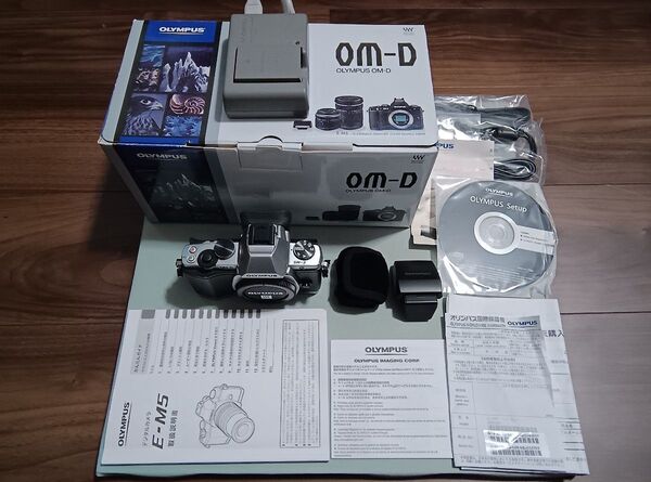 OLYMPUS OM-D E-M5 カメラボディシルバー ミラーレス一眼