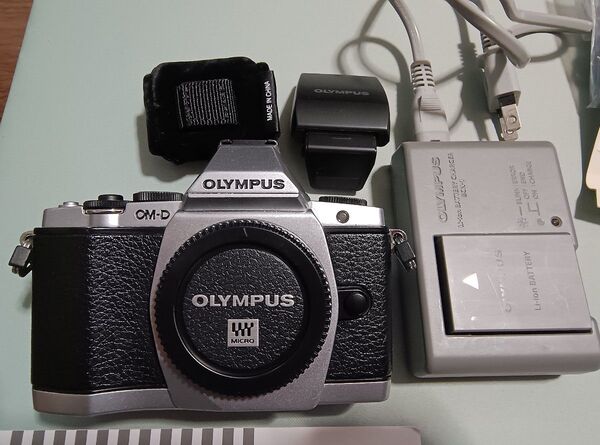 OLYMPUS OM-D E-M5 カメラボディシルバー ミラーレス一眼