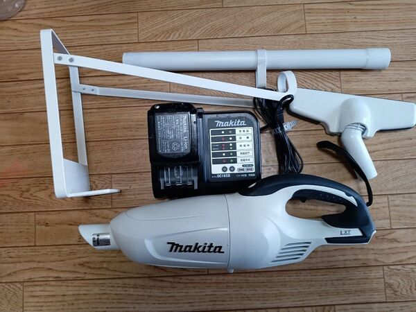 マキタ14.4V充電式クリーナーCL140FD バッテリー、充電器、スタンド付