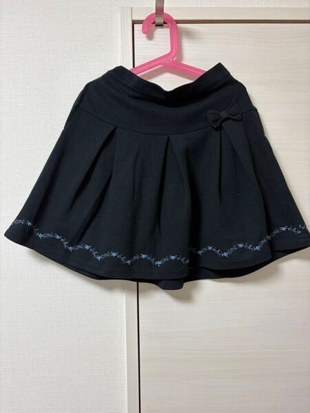 【130】motherways 黒のプリーツスカート 青い刺繍