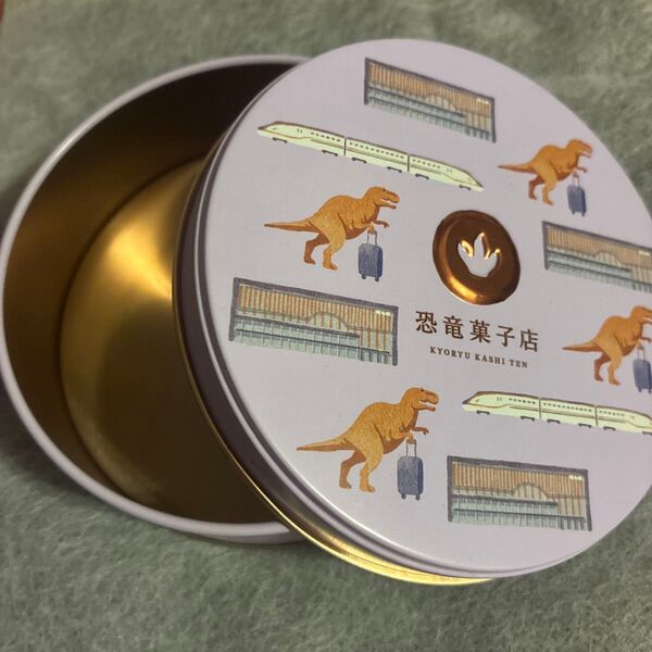 恐竜菓子店 空き缶 薄紫 直径約10cm 福井駅 蚊取り線香入れ