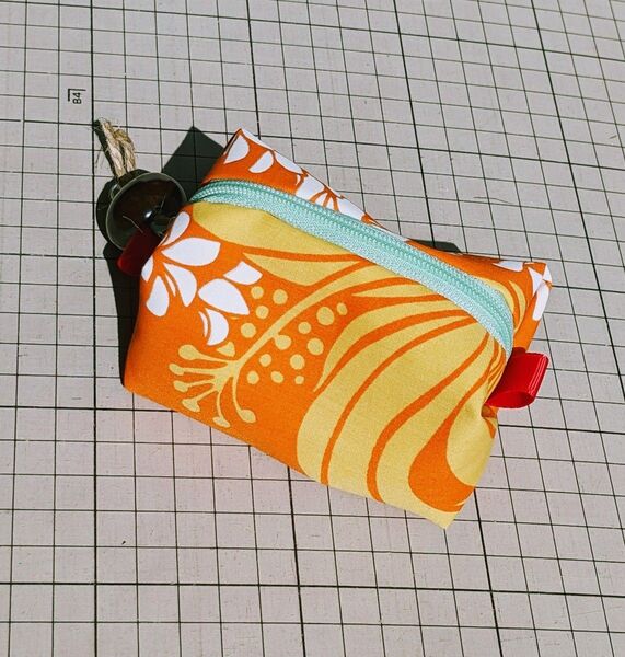 ハワイアン小物 小さめキャラメル型ポーチ