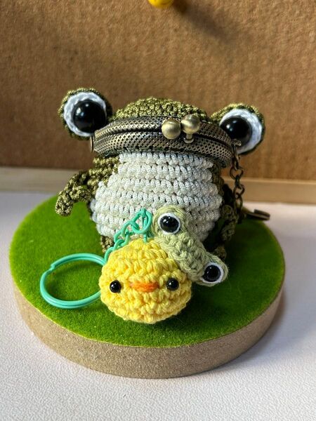 お腹の白いカエルちゃんがま口・ひよこちゃんキーホルダー18 ハンドメイド