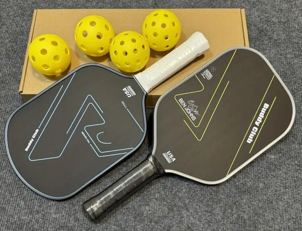新品未使用 BEN JOHNS ピックルボールパドル カーボンファイバーラケット 2本のラケット 2つのパドルカバー 4個のボール