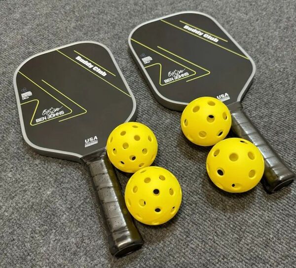 新品未使用♪ BEN JOHNS ピックルボールパドル 2本セット カーボンファイバーラケット 4個のボール付き