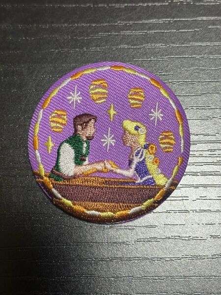 ディズニー 等の上のラプンツェル 刺繍缶バッチ